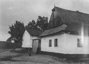Hof : Kinder und Frauen vor einem Gutshof