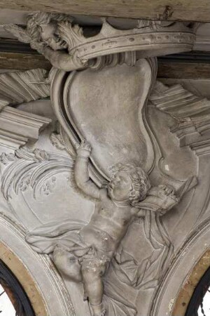 Putti mit Krone und Kartusche