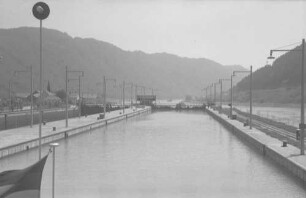Jochenstein: Einfahrt in die Schleuse