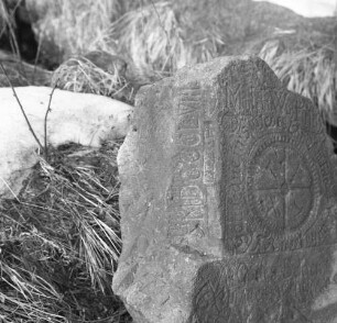 Gedenkstein mit Inschrift und Mühlenemblem. Bezeichnet 1858. Ansicht der linken Seite und der Vorderseite. Altenberg-Schellerhau, Schellermühlenweg