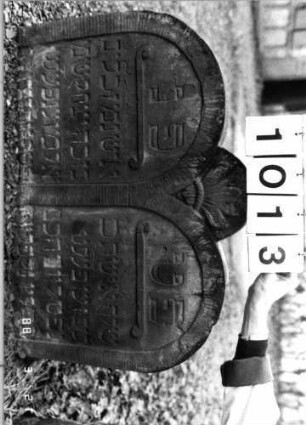 Grabstein 1013 (Index: 99902688) Material: Sandstein Maße HxBxT: 63x82x6 cm Besonderheit: Doppelgrab (für Eheleute): Grabstein 1013