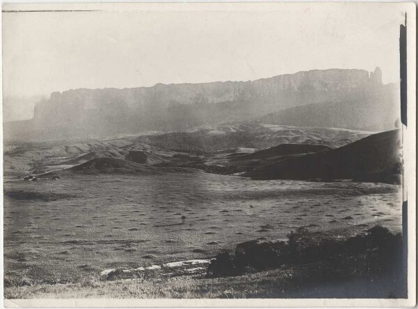 Cuquenan and Roraima from the hill on the other side of the river