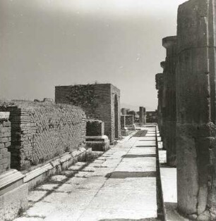 Pompeji. Forum Civile. Gang an der Südseite