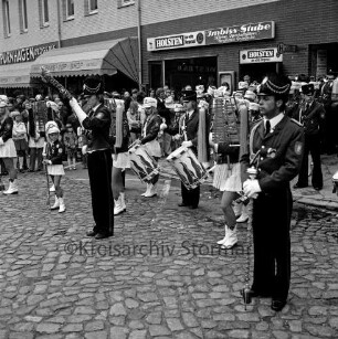 Oldesloer Spielmannszug von 1964 e.V.: Jugendspielmanns- und Fanfarenzug: Marktplatz: Platzkonzert: hinten Imbiss-Stube und Drogerie Purnhagen: davor Zuschauer