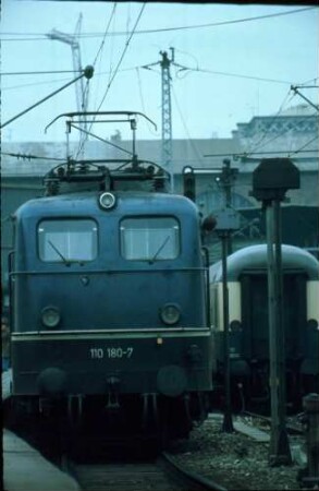 Stuttgart Hbf. Gleis 3 Lok 110 180