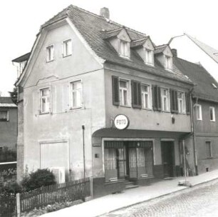 Colditz, Bahnhofstraße 1. Wohnhaus mit Laden (19. Jh., A. 20. Jh. Umbau). Straßenansicht