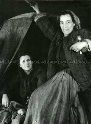 Helene Weigel und Angelika Hurwicz in "Mutter Courage und ihre Kinder"