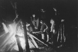 Höfgen. Akt-Pleinair 1979. Renate Rössing und mehrere junge Frauen am Lagerfeuer
