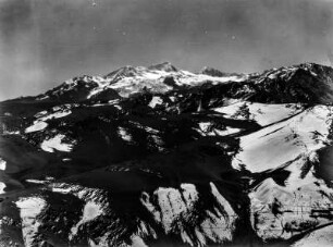 Panorama : Blick vom Schwarzen Pyramidenberg über die Berggipfel des Ancohuma (6427 m) bis zum Chachacomani (6074 m)