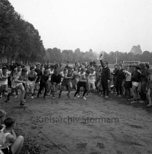 Peter-Frandsen-Gedächtnislauf: Bürgerpark: Teilnehmer beim Start, dahinter der Exer