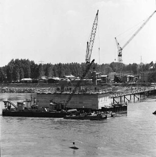 Bau der neuen Rheinbrücke Maxau.