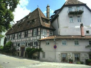 Stadtbild-Ansicht im Südwesten-Haus auf Stadtmauer (neuzeitliches Vorgebäude) sowie Fachwerkhaus (Tränkgasse 7-erbaut 1884) über Traufseite im Westen in Übersicht
