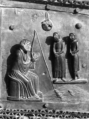 Bildfeld mit Angler : Bildfeld mit Angler. Bronze (vor 1138). Verona, Kirche San Zeno Maggiore, Westfassade, Portal, Tür