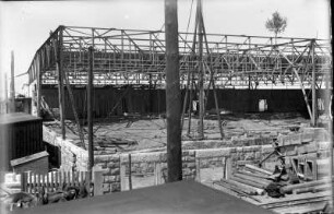 Radebeul-Kötzschenbroda, Fabrikstraße 27 (?). Elektroarmaturenwerk JWH. Neubau einer Werkhalle. Fundament und Dachkonstruktion. Eckansicht mit Richtkrone