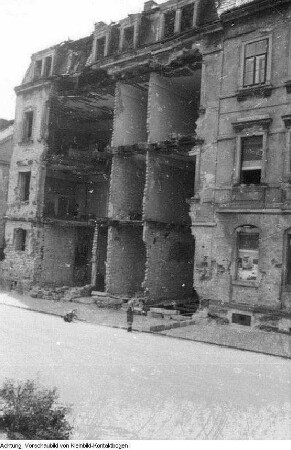 Dresden, Hechtviertel. von den Kriegsschäden beräumte Strassen, 1945