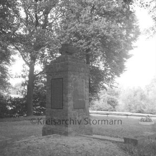Rethwischdorf: Ehrenmal: dahinter Rasen und Bäume