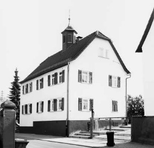 Ehem. Schule mit Brunnen; Florstadt, Hintergasse 15