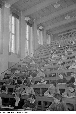 Angehende Pharmazeuten in einem Hörsaal