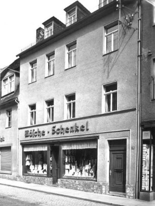 Roßwein, Dresdener Straße 23. Wohnhaus mit Laden (Wäschegeschäft Schenkel) (um 1850). Straßenansicht