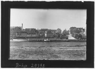 Riesa. Blick auf Riesa - Elbe mit Schlepper Lobositz