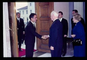 Hussein/Bellevue 2.12.64.