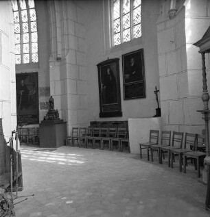 Bernau, Kirchgasse 8. Stadtpfarrkirche St. Marien (um 1240; 1400/1519 Umbau; 1979/1989 Renovierung). Östlicher Kirchenteil. Chorumgang. Ansicht mit 3 Pastorenbildnissen, Altarweihinschrift (1479) und Modell des Lutherdenkmals von Berlin