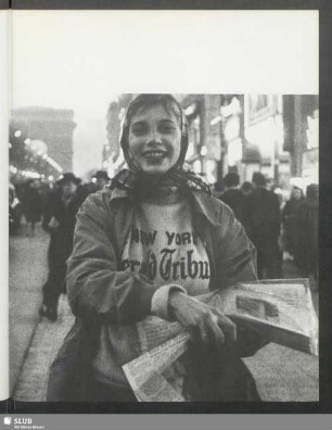 Leslie beim Verkauf der New York Herald Tribune auf der Champs-Elysées, Paris