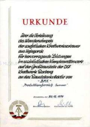 Urkunde zur Verleihung des Wanderwimpels der sowjetischen Kraftwerkserbauer aus Uglegorsk