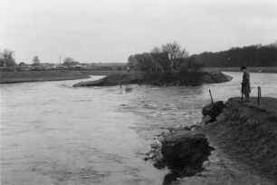 Ausgespültes Ufer : Ein Mann steht auf dem durch das Hochwasser ausgespülten Ufer der Weißen Elster