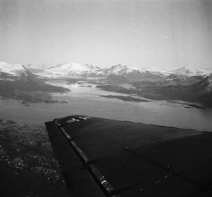 Luftbildaufnahme der Küstenlandschaft : Landschaft am Fuß eines Felsmassivs an der norwegischen Küste.