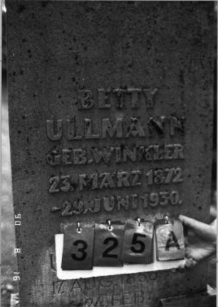 Grabstein 325 (Index: 99618441) Maße HxBxT: 135x57x16 cm Besonderheit: Doppelgrab für Eheleute: Grabstein 325A