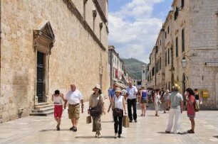 Dubrovnik - Touristen auf der Hauptstarße : Touristen laufen auf der Hauptstraße "Plaza". Aufgenommen am 2. Juli 2010 in Dubrovnik