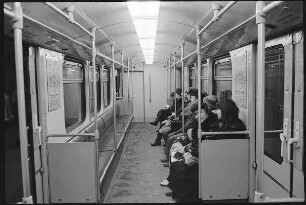 Menschen in der U-Bahn
