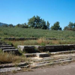 Olympia. Stadion. Stadion im Zustand 4. Jh. v. Chr. Verlegung nach Osten. Hellanodiken-Tribüne auf Südseite, davor Wasserrinnen