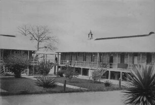 "Rechter Seitenbau des Eingeborenenhospitals, Old Calabar" (OT)
