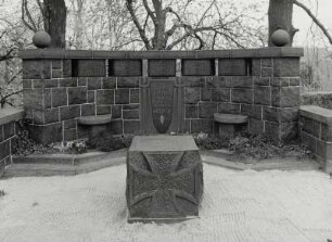 Denkmal für die Gefallenen des 1. Weltkrieges : Denkmal für die Gefallenen des 1. Weltkrieges. Granit? (nach 1918). Obergurig, Friedhof