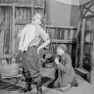 Sorbisches Volkstheater : Schauspieler des Sorbischen Volkstheaters bei der Aufführung eines Theaterstückes
