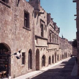 Rhodos (Stadt). Ritterstraße, talwärts. Herbergen der Zungen. E70