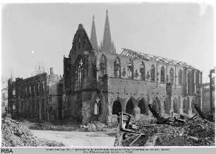 Köln, Kriegsschäden an der Minoritenkirche und und dem Wallraf-Richartz-Museum