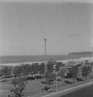 Blick zum "Bluff" : Blick von der Terrasse des Hotels Balmoral über das Wasser zur Landzunge namens "Bluff" bei Durban. Auf dem Meer das in den Hafen einlaufende Schiff "Ussukuma".