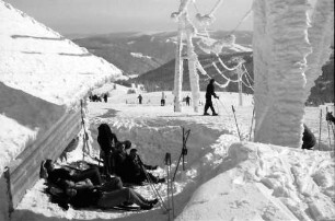 Feldberg: Sonnende Gruppe unter Schneedach