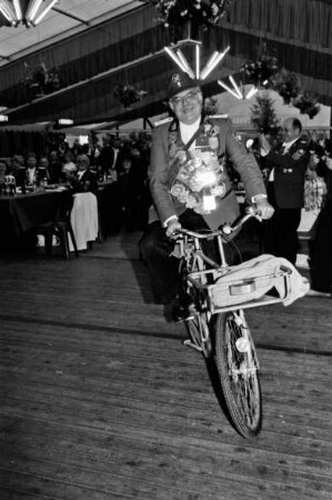 Schützenfest: Schützenkönig Heinrich Breckling von der Ahrensburger Schützengilde mit Postfahrrad