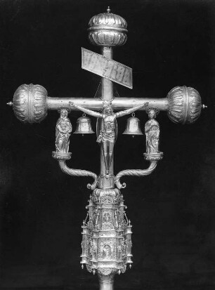 Passionskreuz mit Kreuzigungsgruppe : Passionskreuz mit Kreuzigungsgruppe. Silber (1601/1700). Teilansicht. Lannédern, Église, calvaire et ossuaire de Saint-Edern