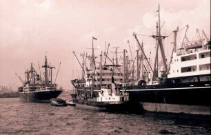 Hamburg: Kaiser-Wilhelm-Hafen, rechts zwei Schiffe