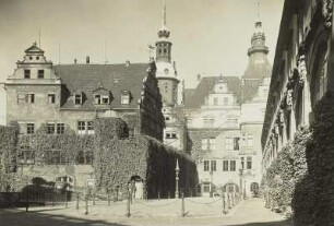 Stallhof des Residenzschlosses : Residenzschloss Dresden. Stallhof mit Kanzlei und Galerie nach Nordwesten gegen Georgenbau