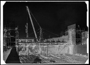 Staustufe Gerlachshausen-Volkach, Umgehungskanal. Hochwassersperrtor; Montage des Untertores auf Hochrüstung.