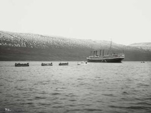 Eyjafjord (Island). Hochseepassagierdampfer "Victoria Luise" der HAPAG auf der Reede vor Akureyri. Einbooten der Passagiere nach Landgang. Blick von Westen