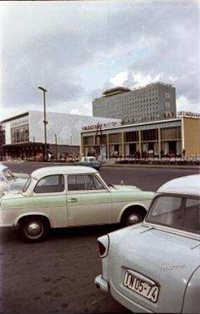 Karl-Marx-Allee mit "Mokka Milch und Eis Bar" und "Kino International"