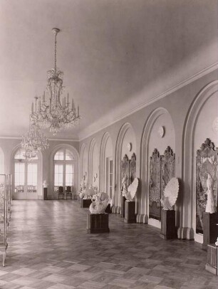 Dresden: Zwinger, Innenansicht, Pavillon E mit Neuaufstellung der Porzellansammlung (Eröffnung am 23.9.1962), Saal der Meißner Tierplastik, Kändler-Figuren, mit Barocktheaterkulissen als Hintergrund