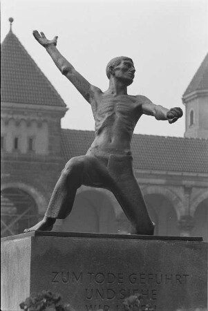 Mahnmal für die Opfer des Faschismus : Mahnmal für die Opfer des Faschismus. Bronze (1949; W. Arnold). Leipzig, Südfriedhof